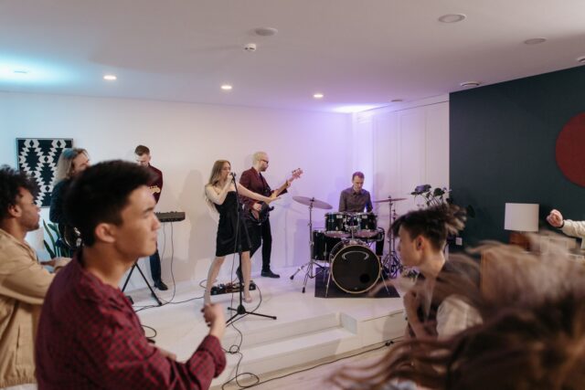 Formație care cântă pe o scenă mică la un eveniment privat